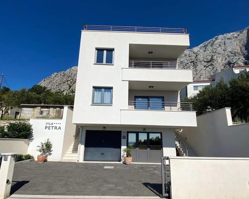 Property building, Day, Natural landscape, View (from property/room), Balcony/Terrace, Mountain view