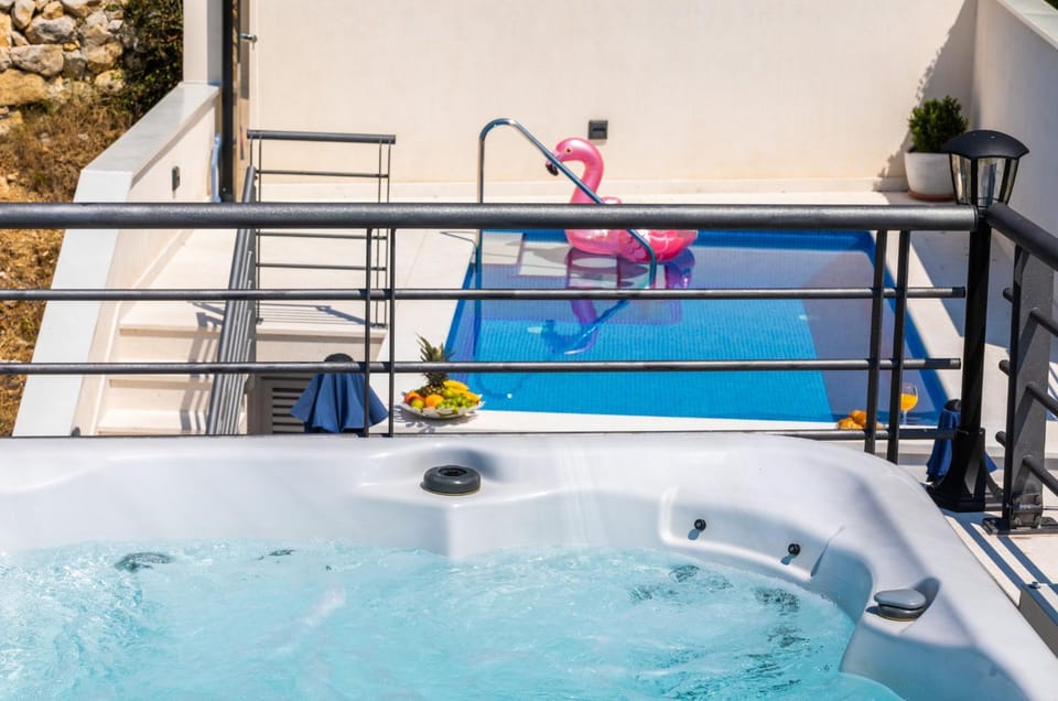 Hot Tub, Swimming pool