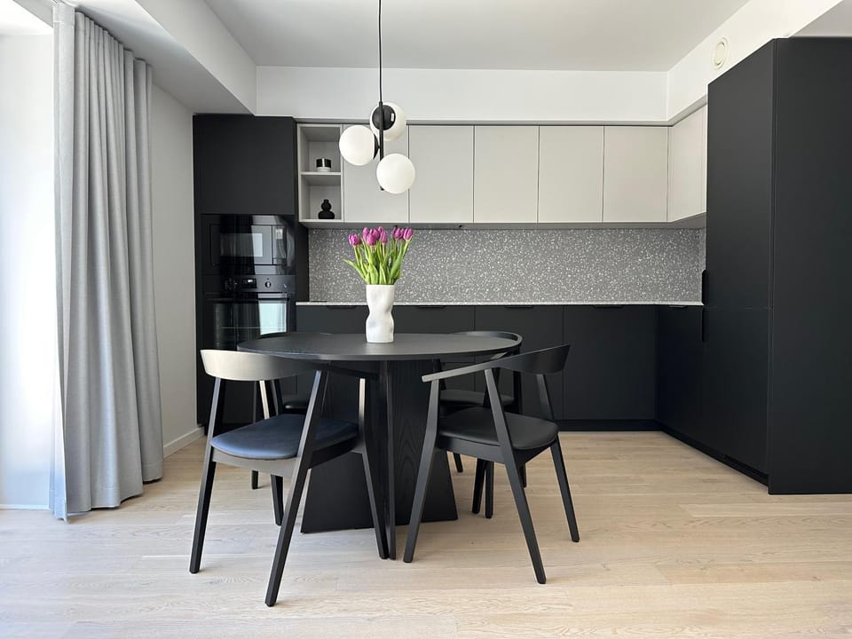 Kitchen or kitchenette, Dining area