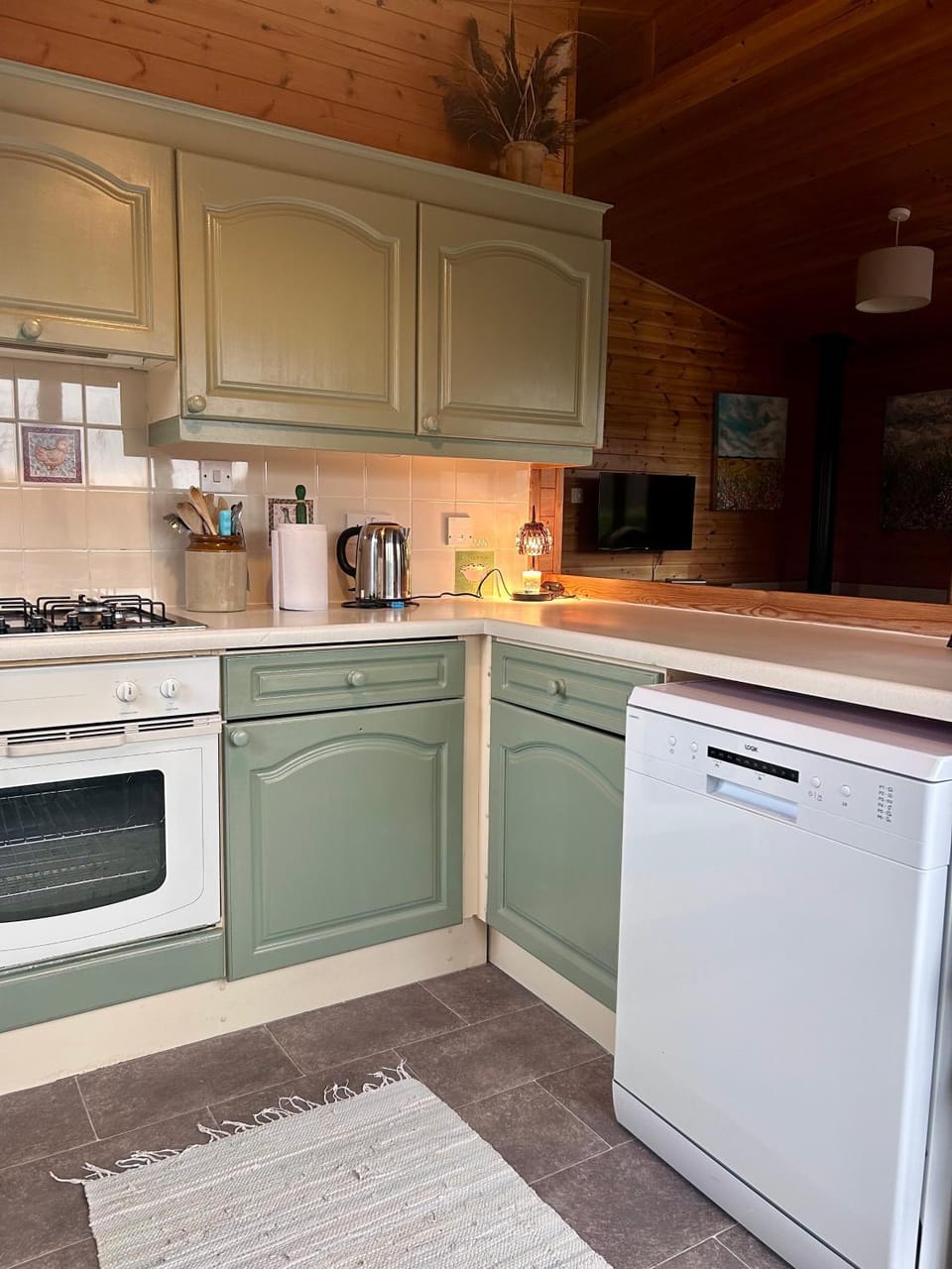'Mallard' Secluded Fishermans Lodge Chalet in England
