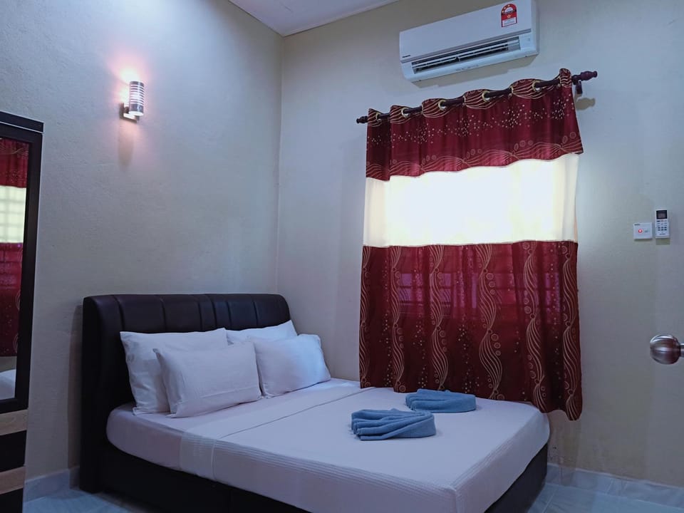 Bed, Photo of the whole room, Bedroom, towels, air conditioner