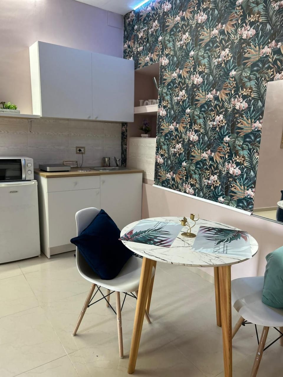 Kitchen or kitchenette, Living room, Seating area, Dining area, minibar, oven, stove