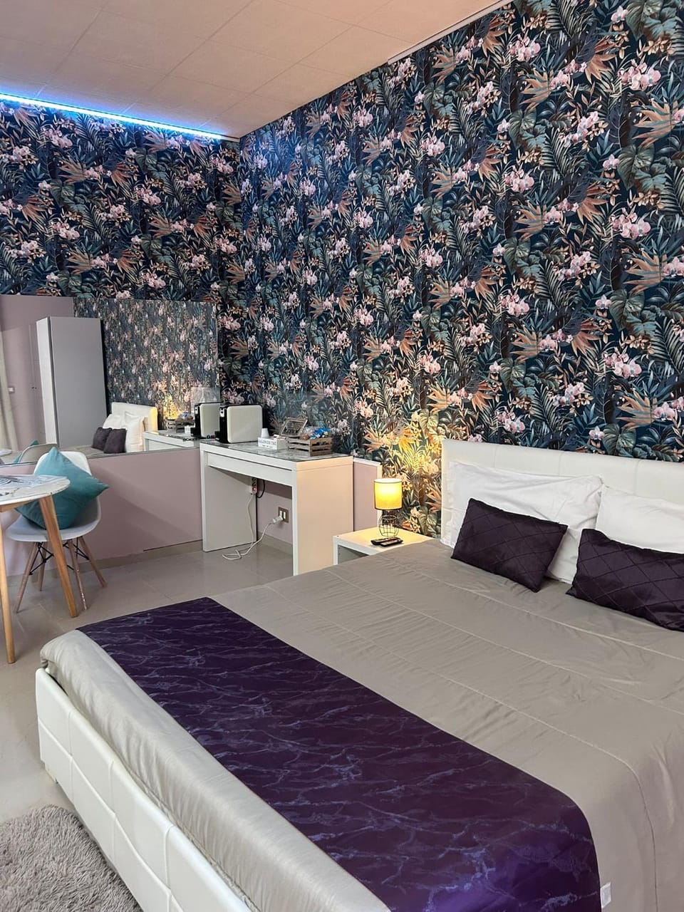 Bed, Living room, Photo of the whole room, Seating area, Bedroom