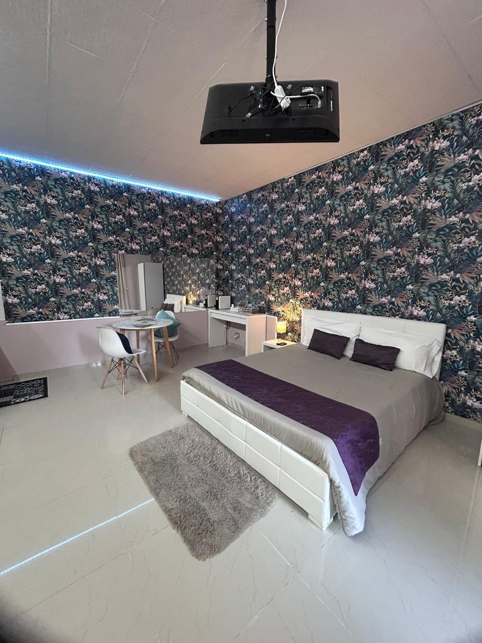 Bed, TV and multimedia, Living room, Photo of the whole room, Seating area, Bedroom