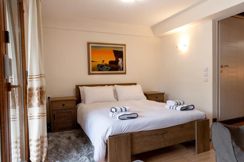 Bed, Photo of the whole room, towels