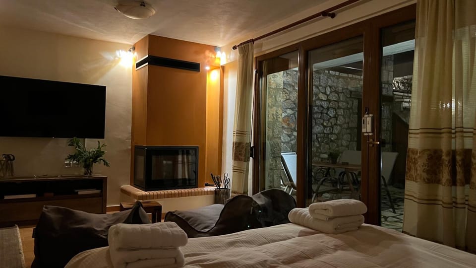 Bed, TV and multimedia, Living room, Photo of the whole room, Seating area, Bedroom, flat iron