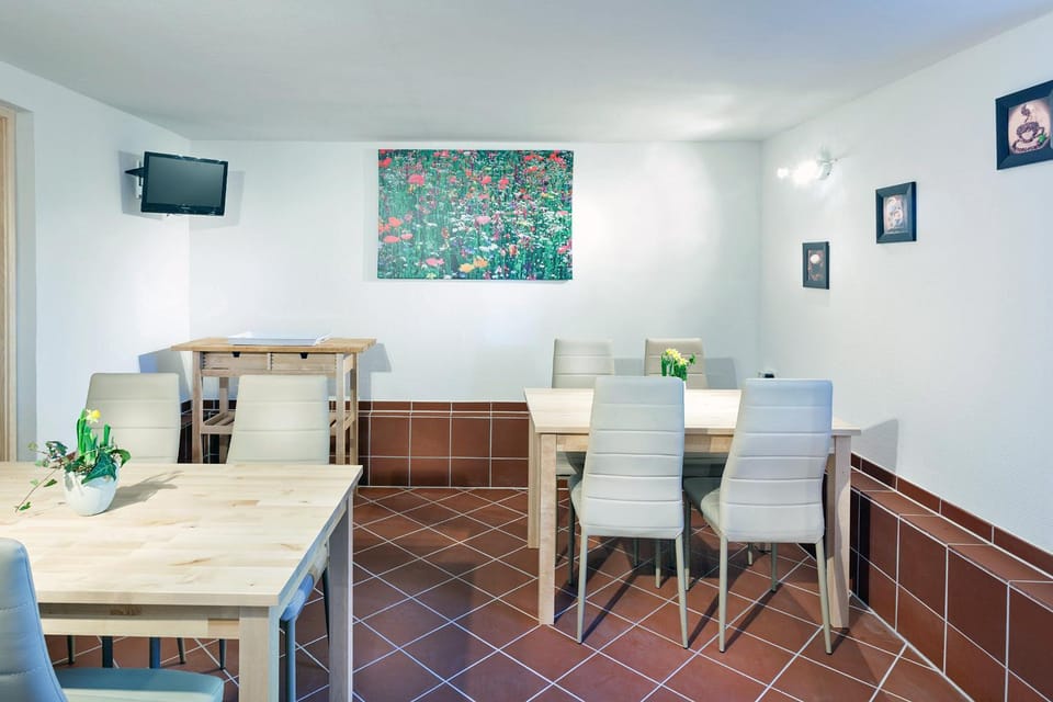 Restaurant/places to eat, Dining area