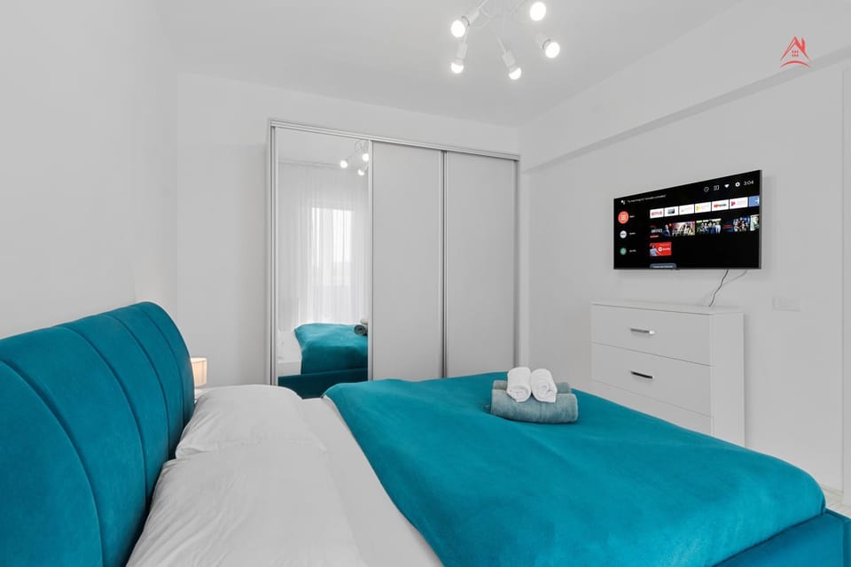 Bed, TV and multimedia, Bedroom, towels