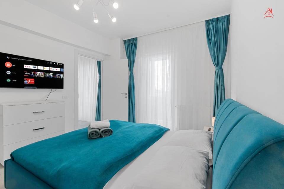 Bed, TV and multimedia, Photo of the whole room, Bedroom, towels