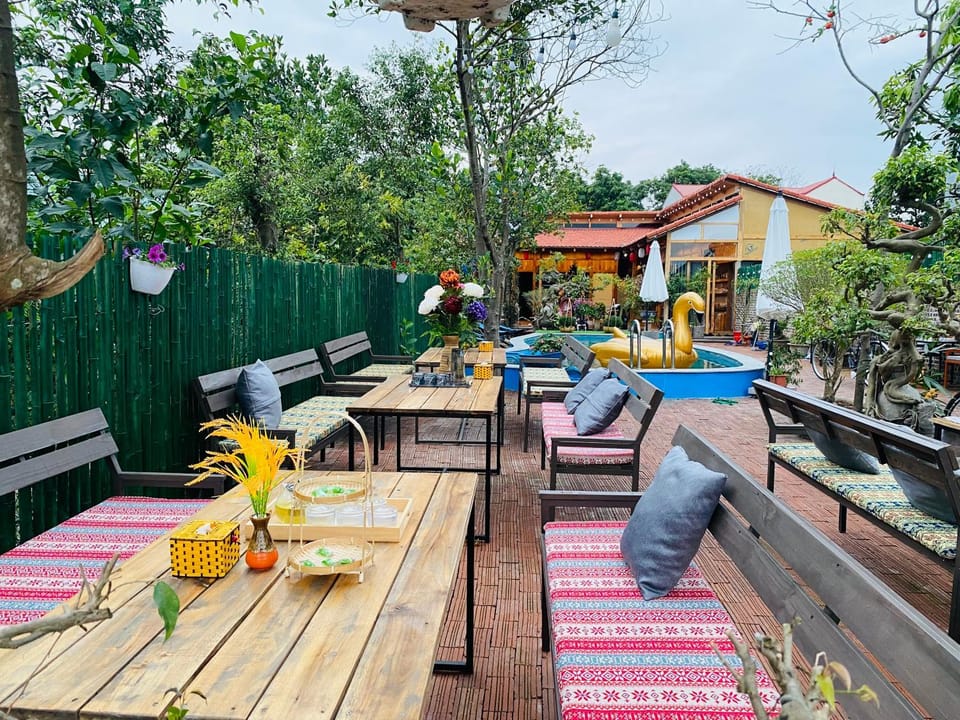 Property building, Patio, Communal lounge/ TV room, Spring, Day, Garden, View (from property/room), Balcony/Terrace, Living room, Seating area, Dining area, Evening entertainment, Garden view, Pool view, Swimming pool, sunbed