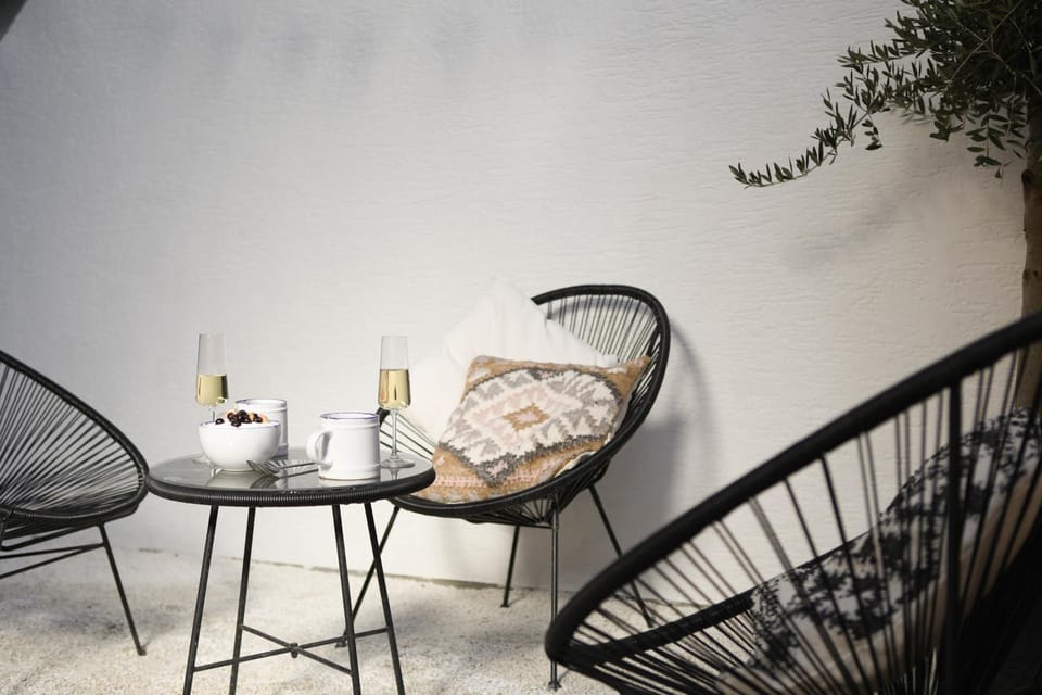 Property building, Balcony/Terrace, Seating area, Quiet street view
