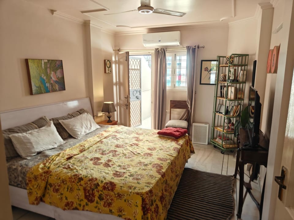 Photo of the whole room, Bedroom, wardrobe, air conditioner