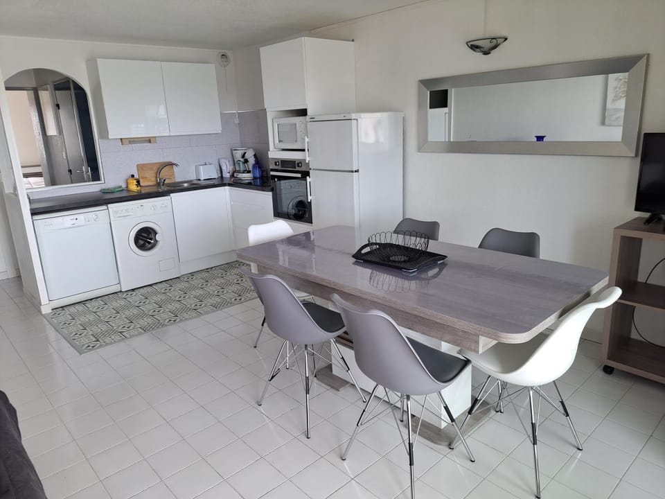 Amoureva B34, T3, vue mer, piscine, parking, clim Apartment in Agde