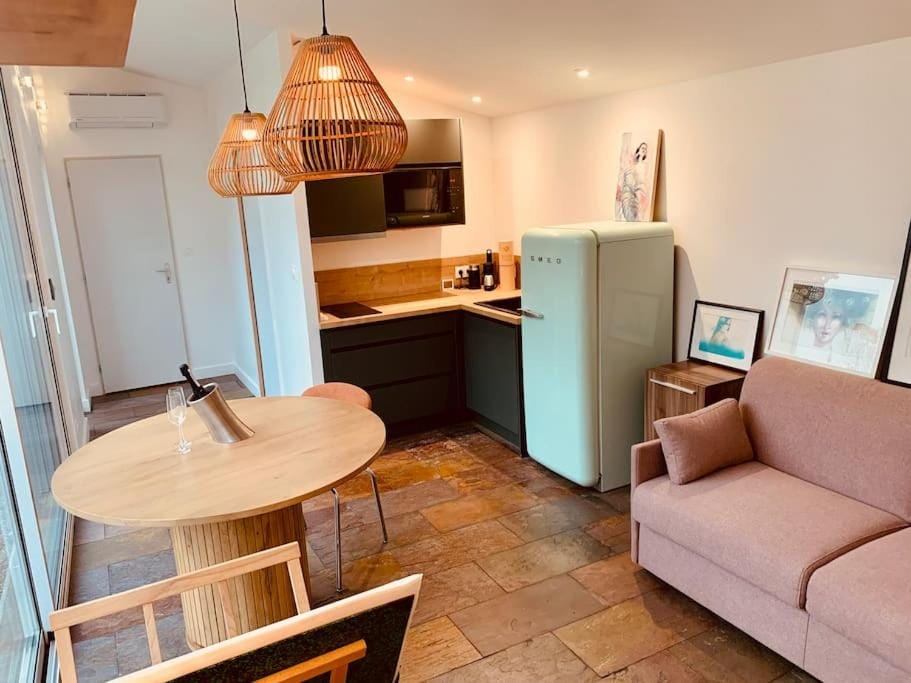 Kitchen or kitchenette, Living room, Seating area, Dining area, minibar, stove