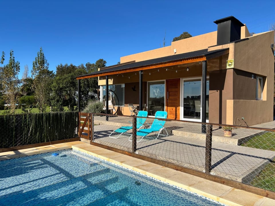 Property building, Patio, Day, Pool view, Swimming pool, sunbed