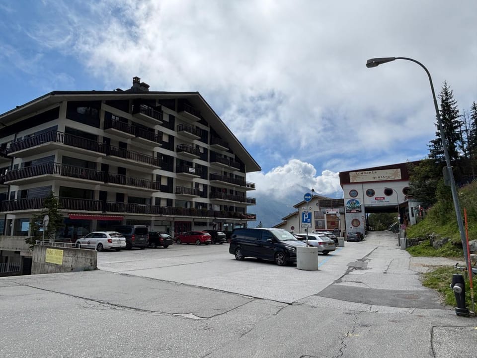 Property building, Neighbourhood, Location, Parking