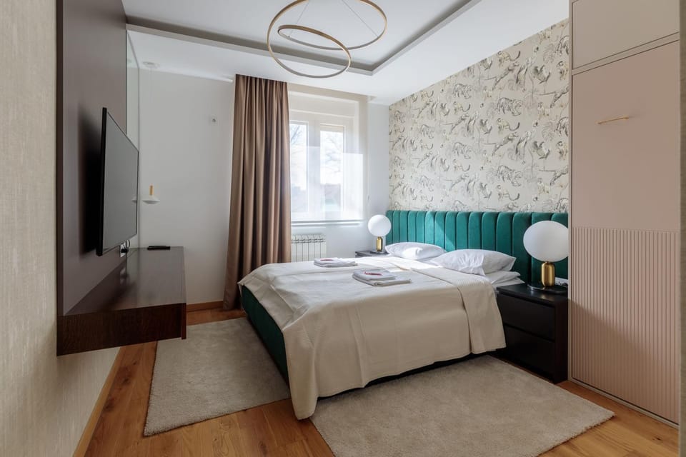 Bed, TV and multimedia, Bedroom, towels