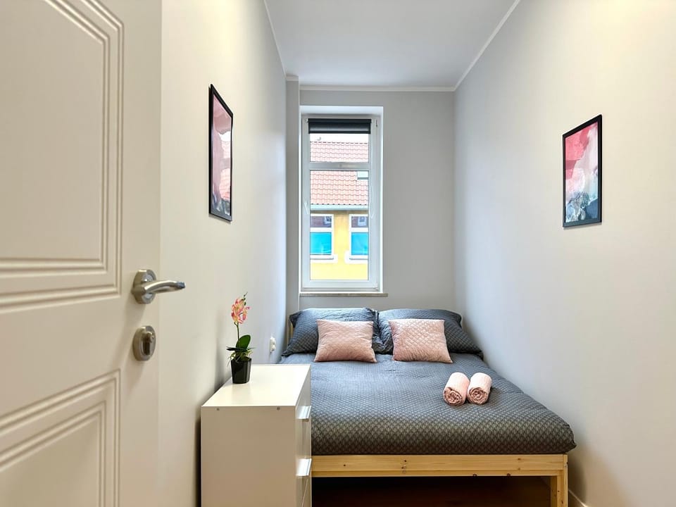 Bed, Photo of the whole room, towels