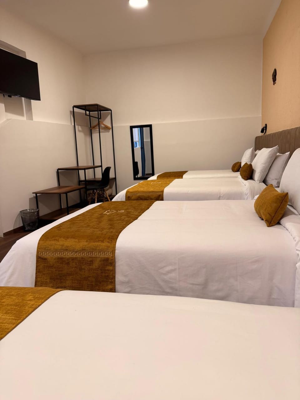 Bed, TV and multimedia, Photo of the whole room, Bedroom