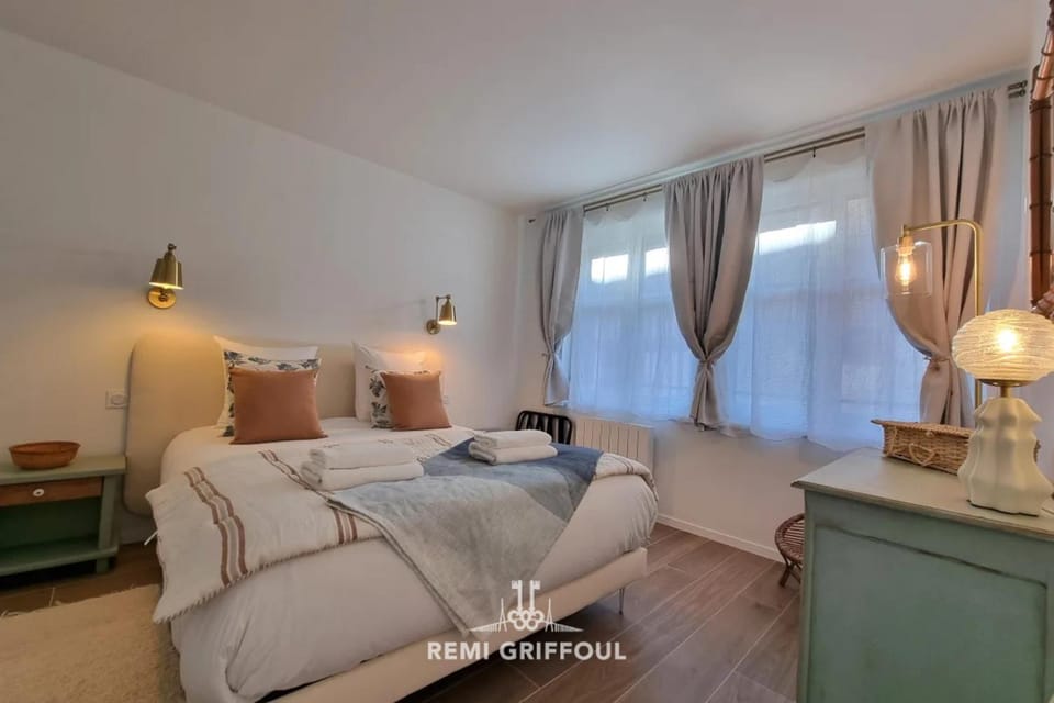 La Symphonie Elevator Honfleur City Center 2 Guests Apartment in Honfleur