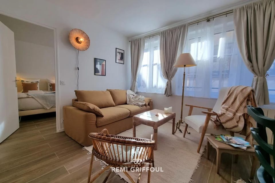 La Symphonie Elevator Honfleur City Center 2 Guests Apartment in Honfleur