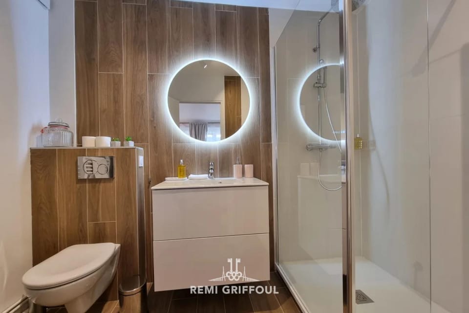 La Symphonie Elevator Honfleur City Center 2 Guests Apartment in Honfleur