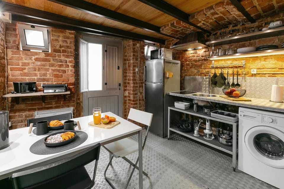 Kitchen or kitchenette, Dining area, Food, pet friendly, washing machine