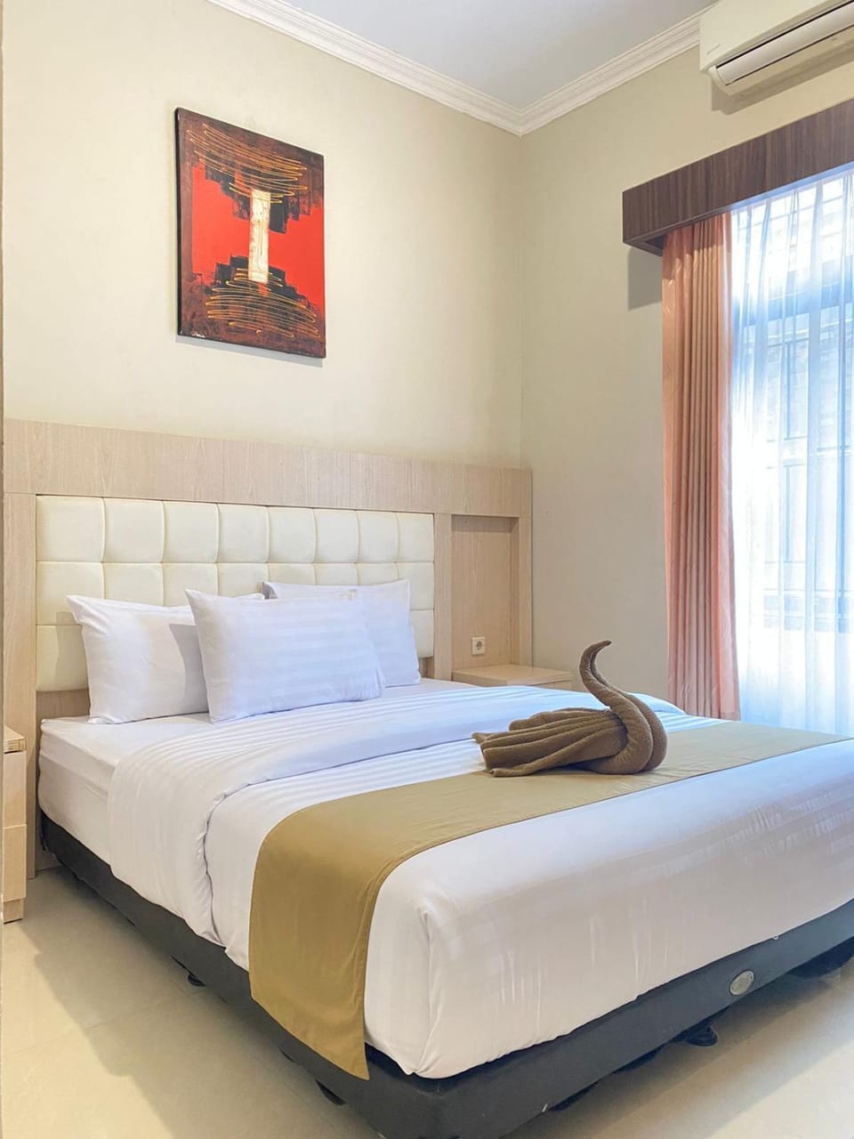 Bed, Bedroom, towels, air conditioner