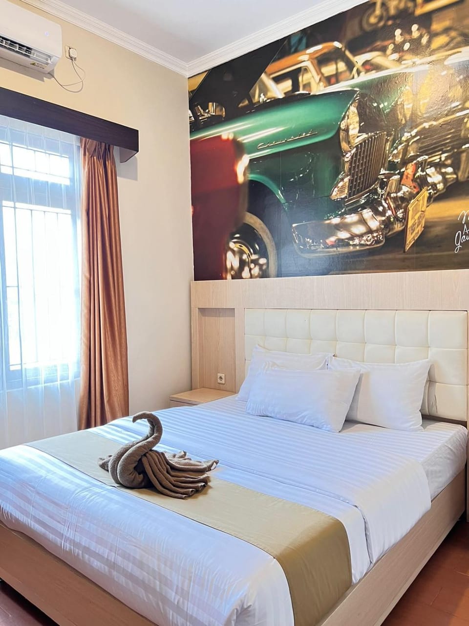 Bed, Bedroom, towels, air conditioner