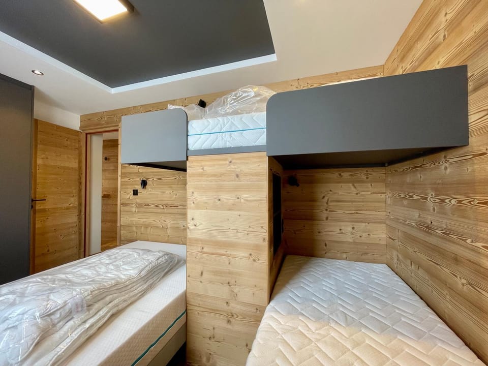 Bedroom, bunk bed