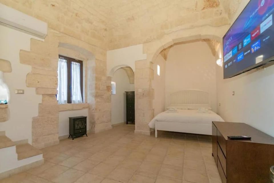 Bed, TV and multimedia, Photo of the whole room, Bedroom