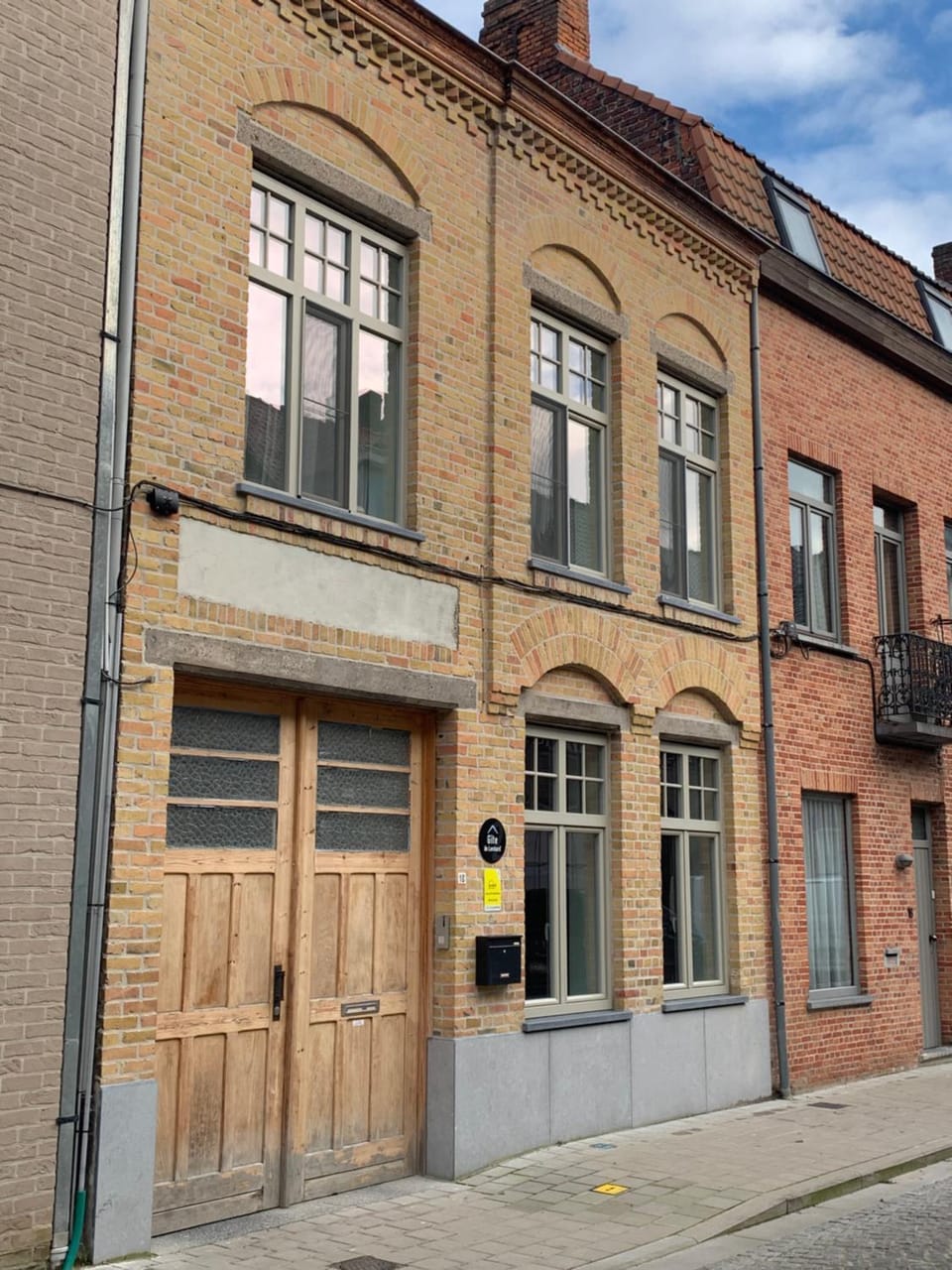 Property building, Facade/entrance, Day