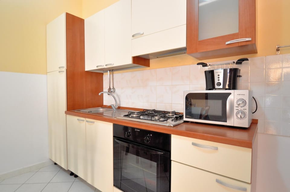 Kitchen or kitchenette, Communal kitchen