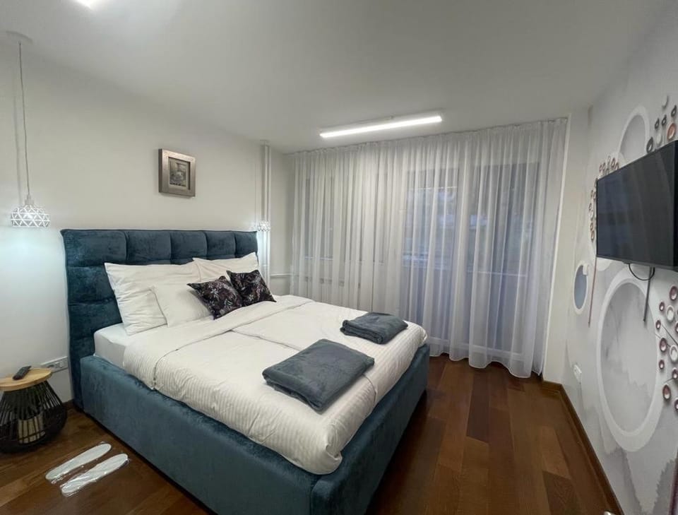 Bed, TV and multimedia, Photo of the whole room, Bedroom