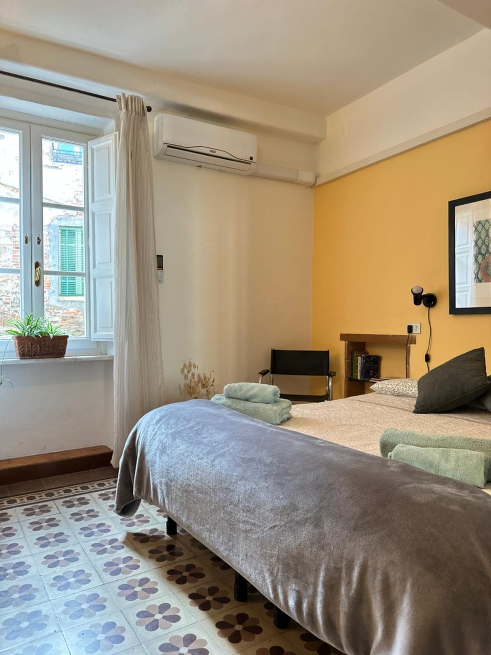 Bed, TV and multimedia, Living room, Photo of the whole room, Seating area, Bedroom, internet, air conditioner