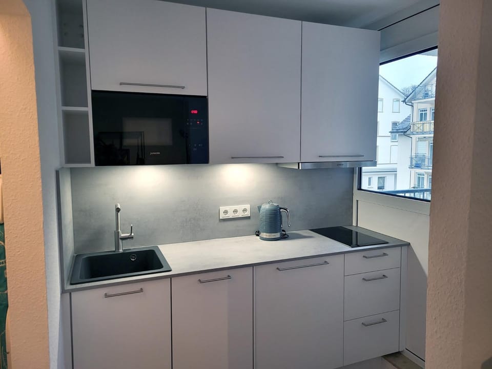 Kitchen or kitchenette, dishwasher, minibar, stove