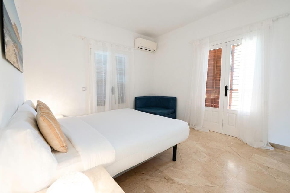 Bed, Bedroom, air conditioner