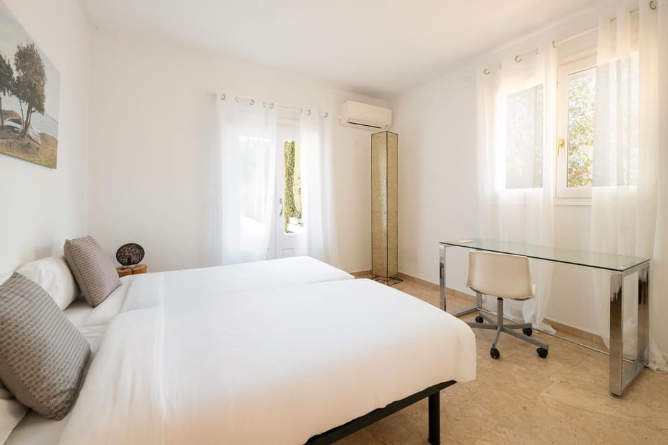 Bed, Bedroom, air conditioner