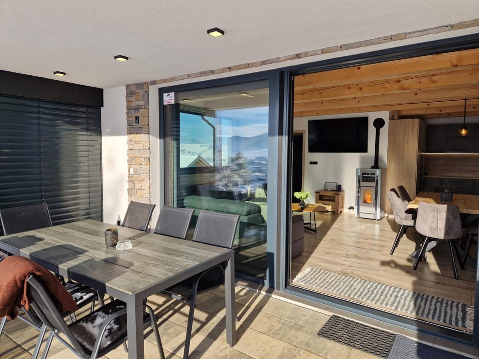 Natural landscape, View (from property/room), Balcony/Terrace, Seating area, Mountain view