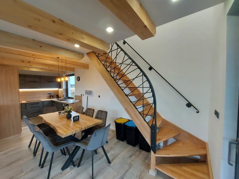 Kitchen or kitchenette, Living room, Seating area, Dining area
