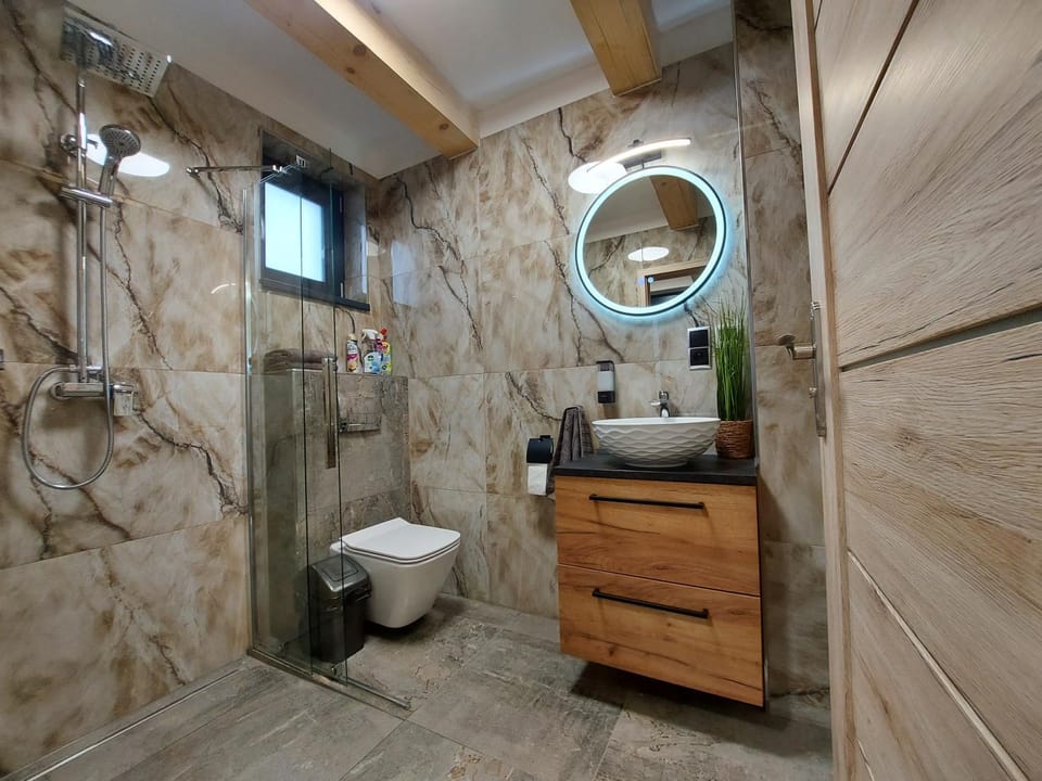 Shower, Toilet, Bathroom, towels