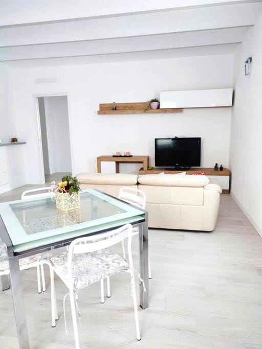 TV and multimedia, Living room, Seating area, Dining area