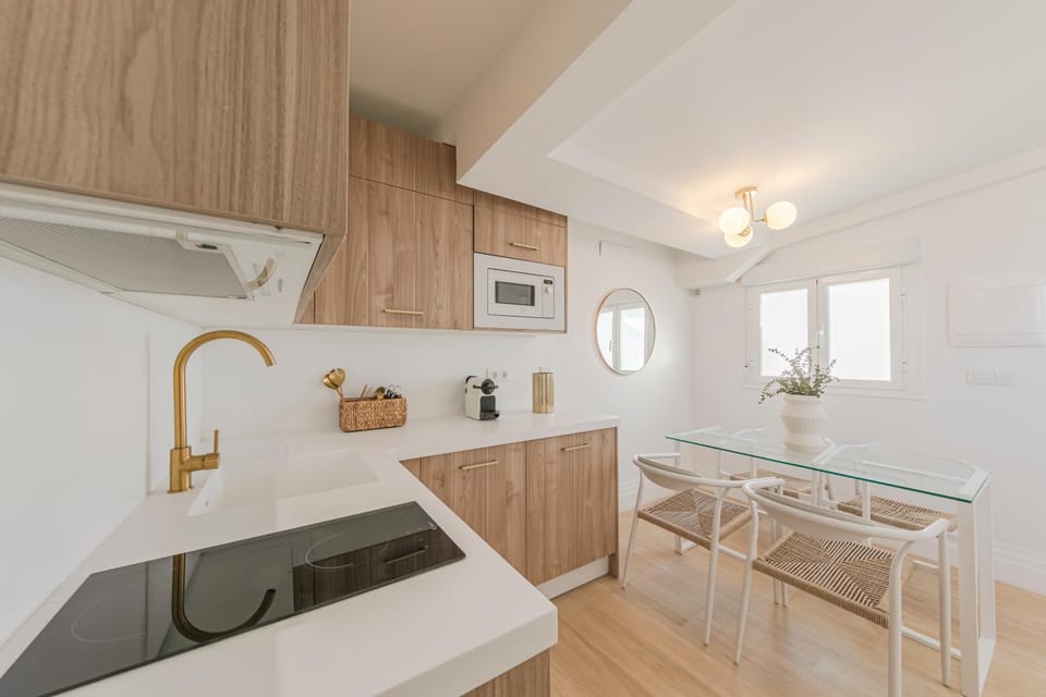 Kitchen or kitchenette, Dining area