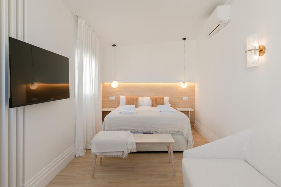 Bed, TV and multimedia, Photo of the whole room, Bedroom, towels, air conditioner