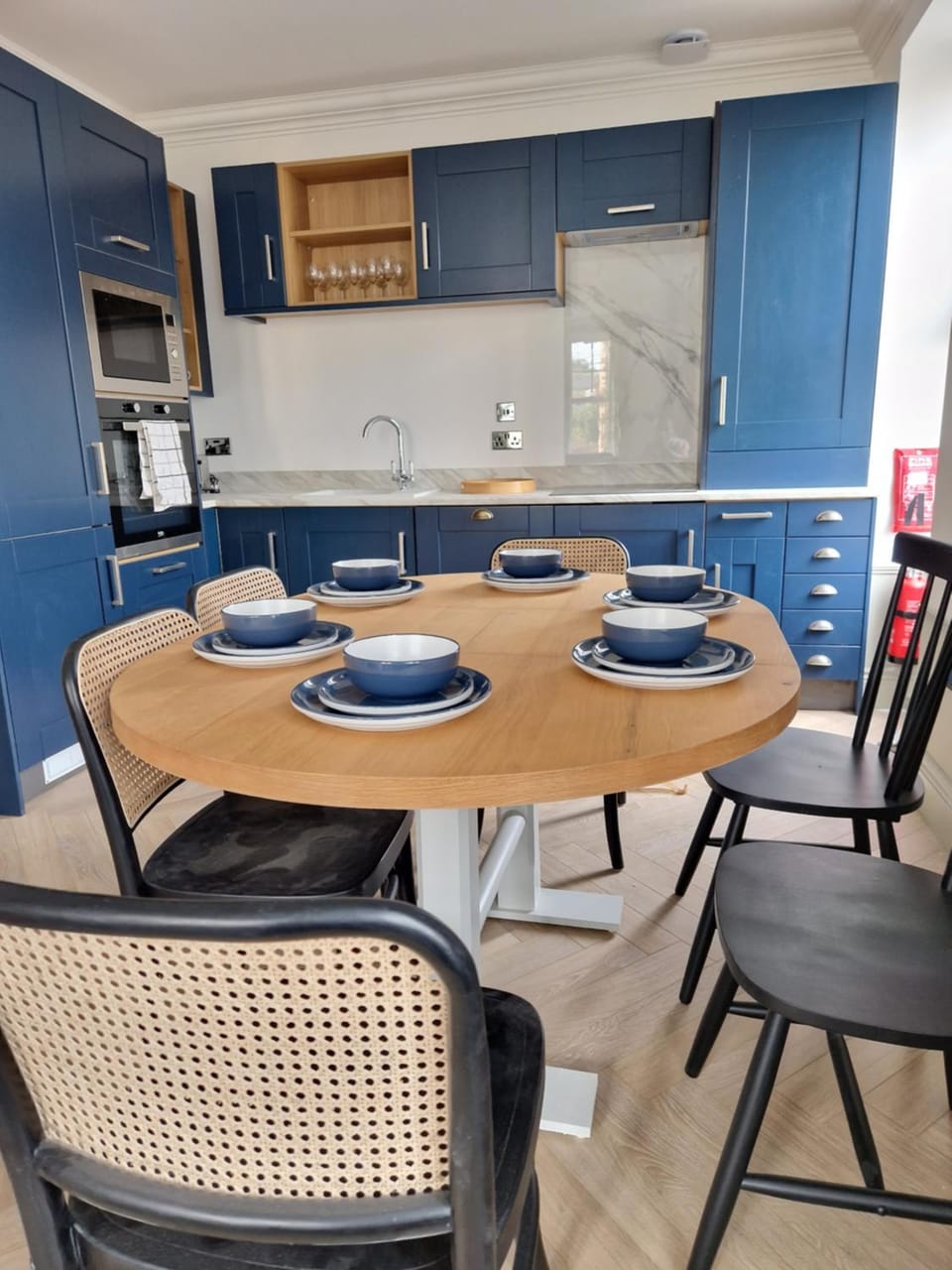 Kitchen or kitchenette, Living room, Seating area, Dining area, stove