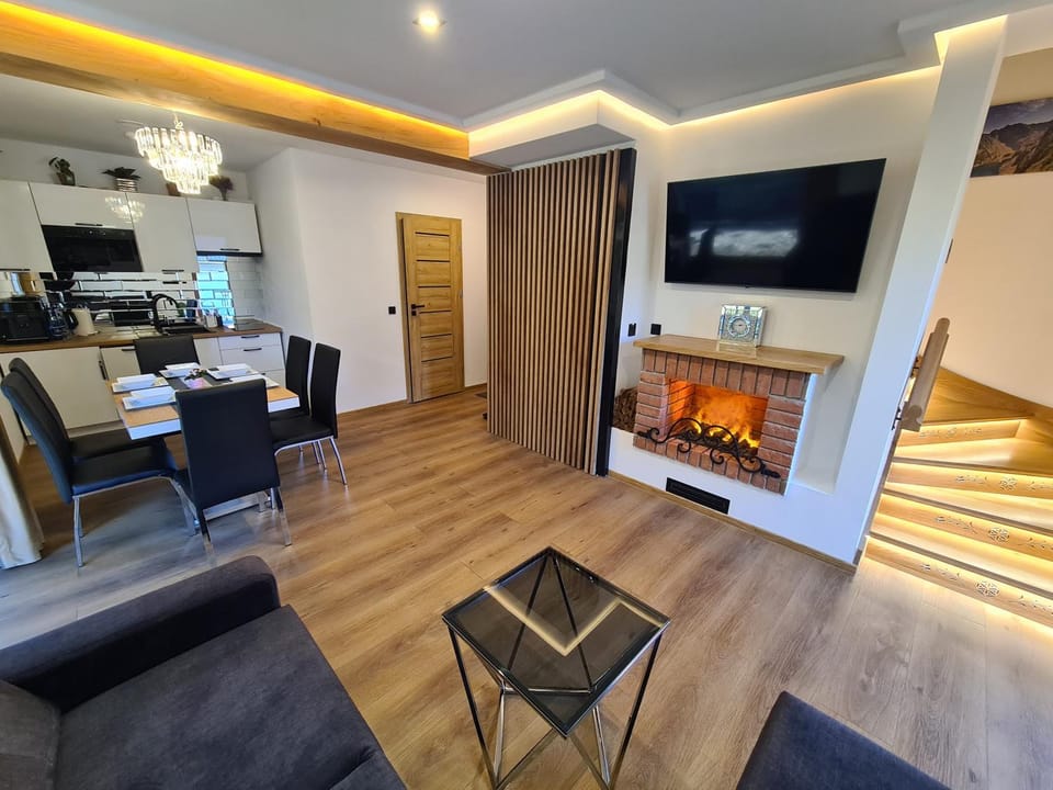 Communal lounge/ TV room, TV and multimedia, Kitchen or kitchenette, Living room, Decorative detail, Dining area, flat iron, minibar, stove