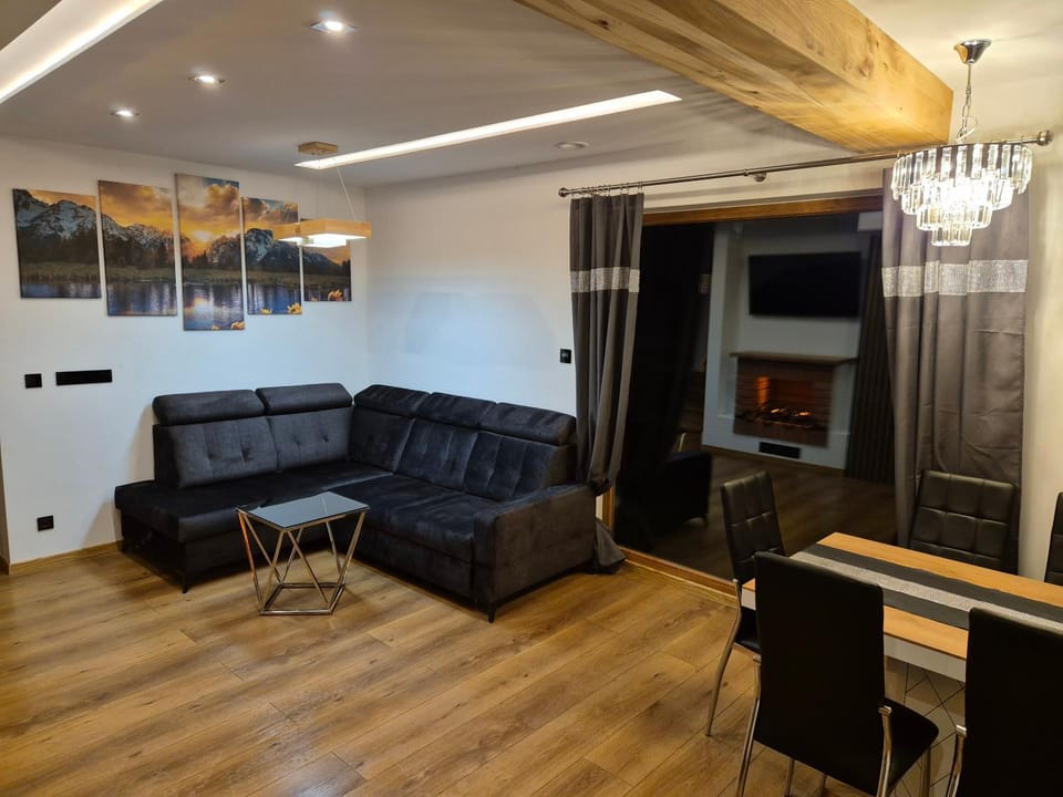 TV and multimedia, Living room, Seating area, Evening entertainment