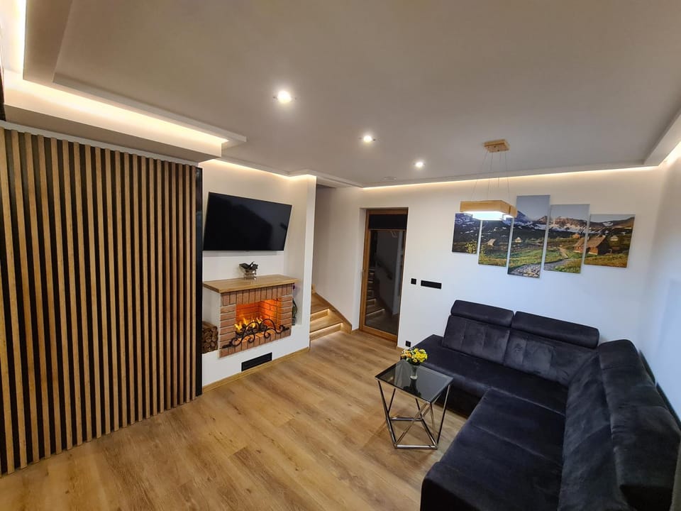 TV and multimedia, Living room, Seating area, Evening entertainment