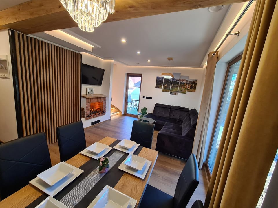 Living room, Dining area, Evening entertainment, Entertainment, flat iron