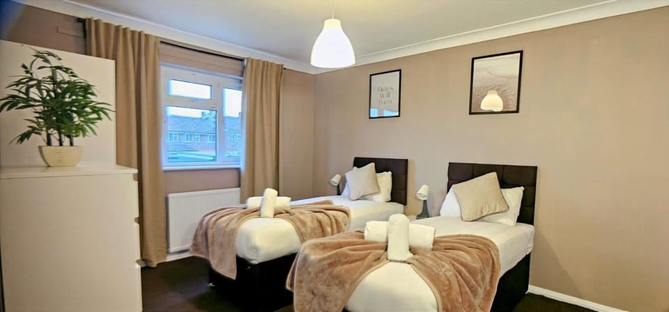 Bed, Photo of the whole room, Bedroom, towels